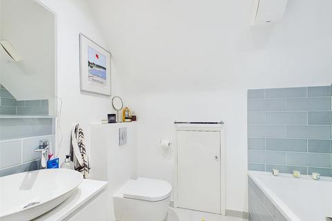 Flat 5, Fiveways Ickenham Road, Ruislip, HA4 7BZ
