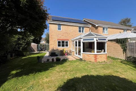 4 bedroom detached house for sale, Earlswood Park, New Milton, Hampshire. BH25 5GY