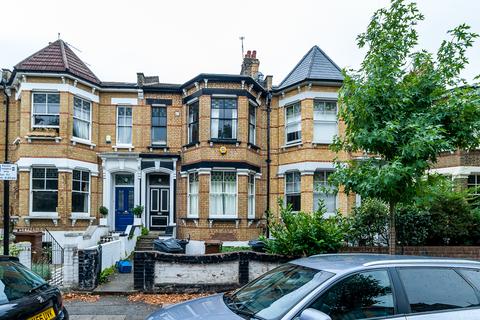 Studio to rent, Mildenhall Road, London E5