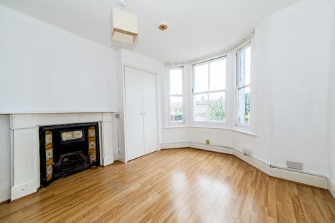 Studio to rent, Mildenhall Road, London E5