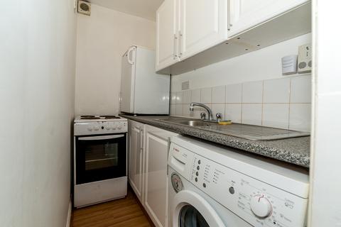 Studio to rent, Mildenhall Road, London E5