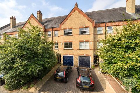 Silistria Close, Knaphill, Woking, Surrey, GU21