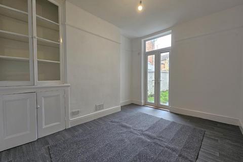 3 bedroom terraced house to rent, Victoria Promenade, Town Centre, Northampton NN1