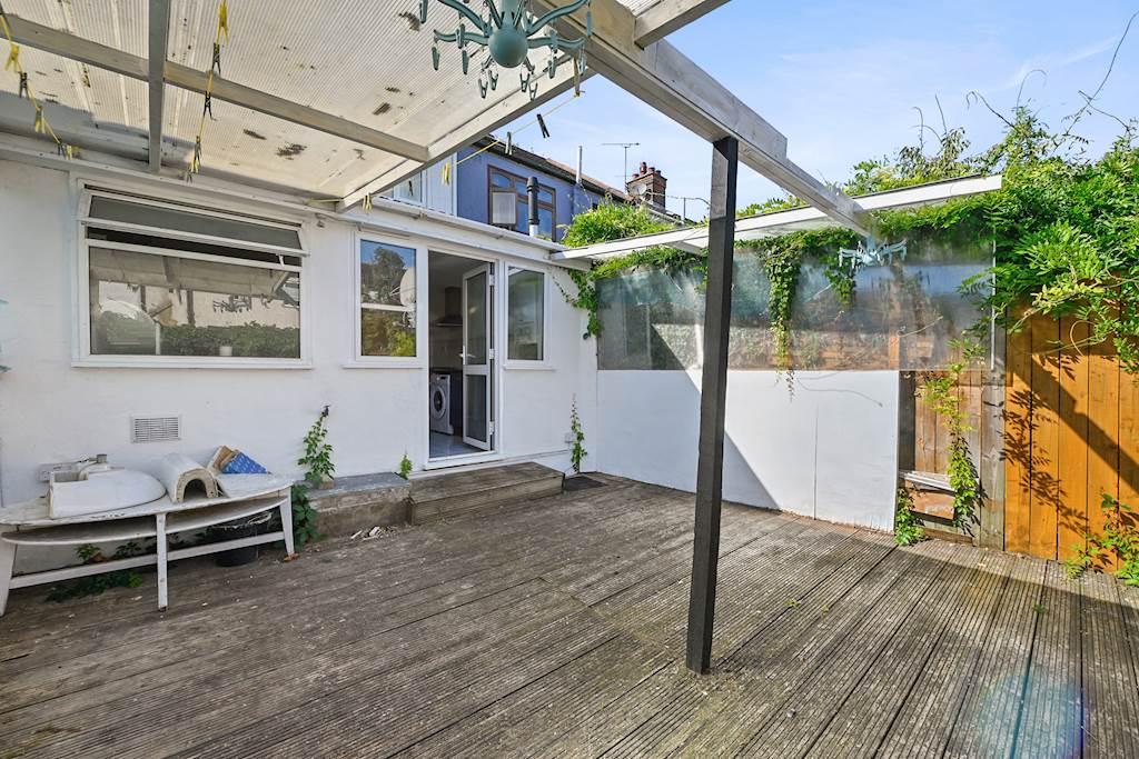 https://media.onthemarket.com/properties/15843140/1510574143/image-13-1024x1024.jpg