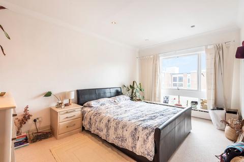 3 bedroom flat to rent, Dryden Court, Renfrew Road, SE11