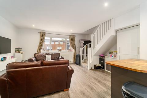 2 bedroom ground floor flat for sale, St. Peters Court, High Street, Chalfont St. Peters, Gerrards Cross, Buckinghamshire, SL9