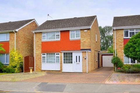 4 bedroom detached house to rent, Gallys Road, Windsor SL4