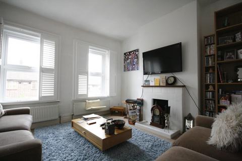 3 bedroom flat to rent, Holdenby Road, SE4