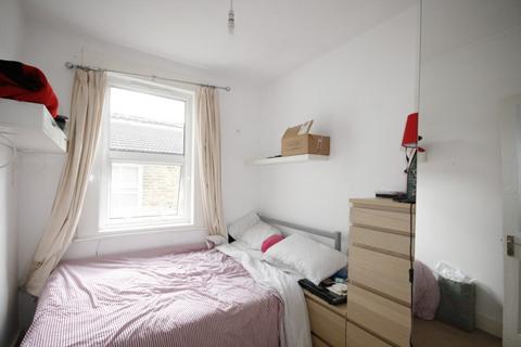 3 bedroom flat to rent, Holdenby Road, SE4