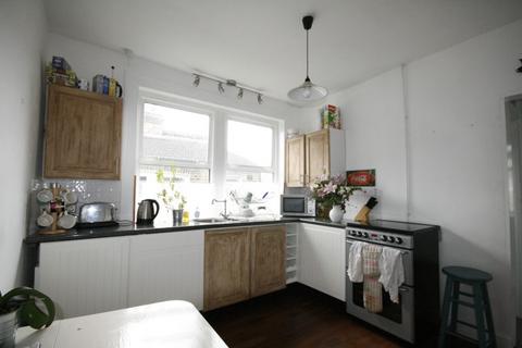 3 bedroom flat to rent, Holdenby Road, SE4