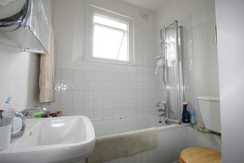 3 bedroom flat to rent, Holdenby Road, SE4