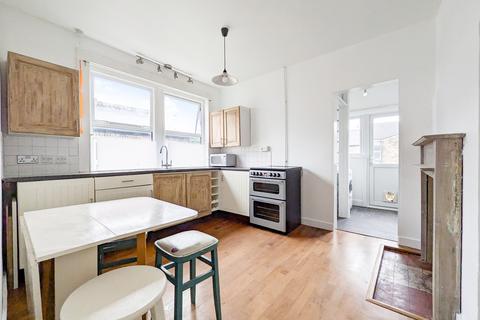 3 bedroom flat to rent, Holdenby Road, SE4