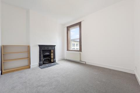 3 bedroom flat to rent, Holdenby Road, SE4