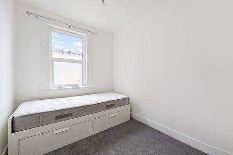 3 bedroom flat to rent, Holdenby Road, SE4