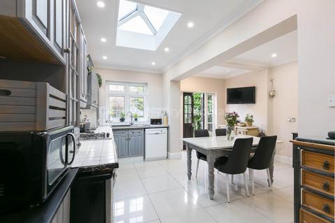 4 bedroom house for sale, Lakenheath, London, N14