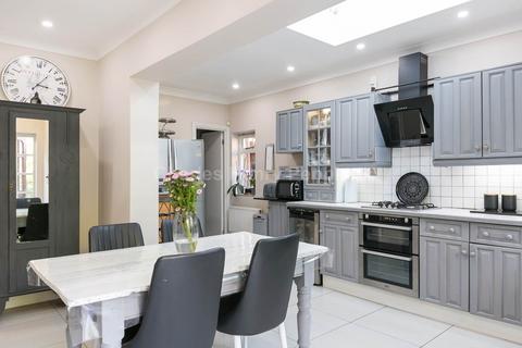 4 bedroom house for sale, Lakenheath, London, N14