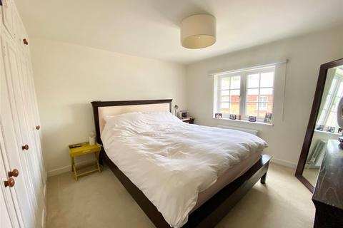 3 bedroom apartment to rent, Frensham Road, Lower Bourne, Farnham, Surrey, GU10