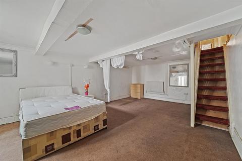 Studio to rent, Norman Road, London E11