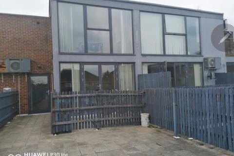 3 bedroom flat to rent, South Street, Isleworth, TW7