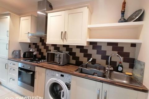 3 bedroom flat to rent, South Street, Isleworth, TW7