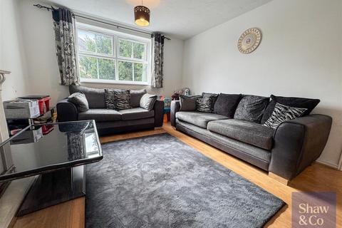 2 bedroom flat for sale, Hurworth Avenue, Slough SL3