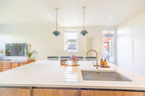 39 Canewdon Road, Westcliff-on-sea, SS0 7NE