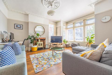 39 Canewdon Road, Westcliff-on-sea, SS0 7NE