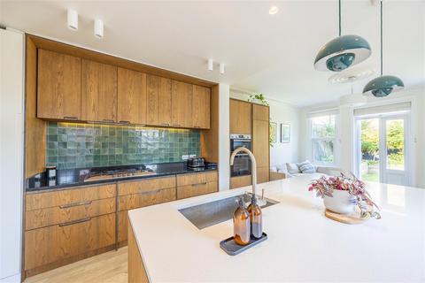 39 Canewdon Road, Westcliff-on-sea, SS0 7NE