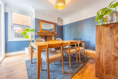 39 Canewdon Road, Westcliff-on-sea, SS0 7NE