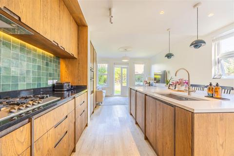 39 Canewdon Road, Westcliff-on-sea, SS0 7NE