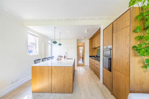39 Canewdon Road, Westcliff-on-sea, SS0 7NE