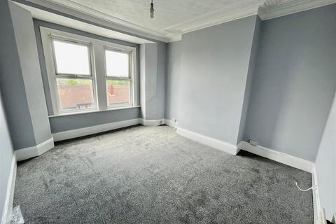 3 bedroom flat to rent, Brighton Road, Gateshead