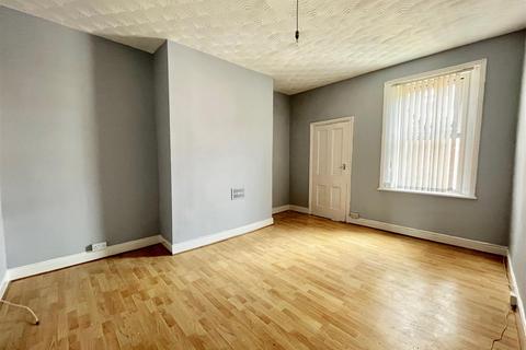 3 bedroom flat to rent, Brighton Road, Gateshead