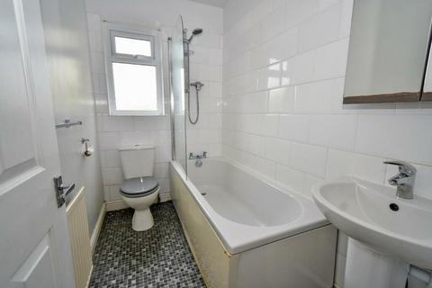 2 bedroom flat for sale, Walkers Row, Yeadon, Leeds, LS19