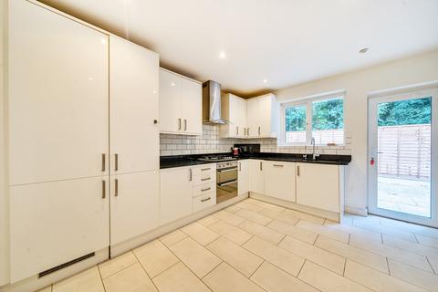 4 bedroom bungalow to rent, Oatlands Avenue, Weybridge, Surrey, KT13