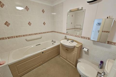 1 bedroom retirement property for sale, Windsor Way, Aldershot