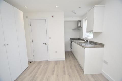 Studio to rent, Regents Park Road, London N3