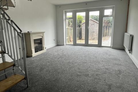 2 bedroom semi-detached house to rent, Warren Avenue, Leicester