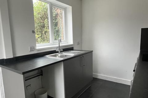 2 bedroom semi-detached house to rent, Warren Avenue, Leicester