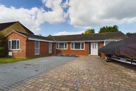 4 bedroom detached bungalow for sale, Pelican Road, Tadley, RG26