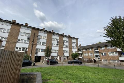 3 bedroom flat to rent, Stoford Close, London SW19