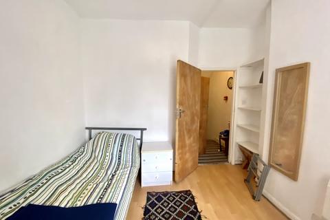 1 bedroom in a flat share to rent, Chiswick High Road, Chiswick, London W4