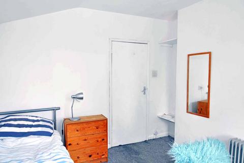 1 bedroom in a flat share to rent, Chiswick High Road, Chiswick, London W4