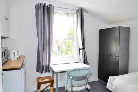 1 bedroom in a flat share to rent, Chiswick High Road, Chiswick, London W4