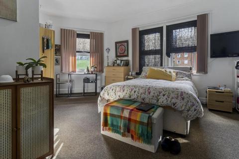 undefined, Malvern WR14