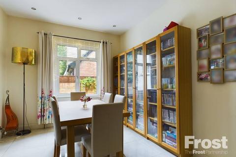110 Staines Road, Wraysbury, Staines, TW19 5AH