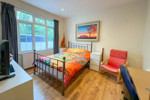 110 Staines Road, Wraysbury, Staines, TW19 5AH