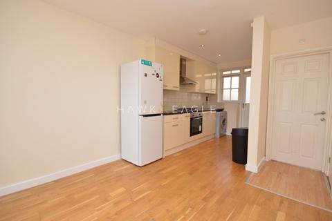 3 bedroom townhouse to rent, Steels Lane, London, Greater London. E1