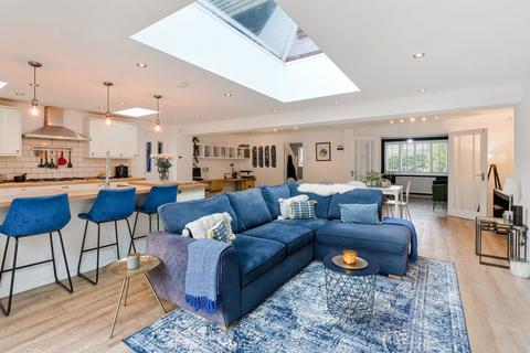 21 Central Way, Oxted, RH8 0LS