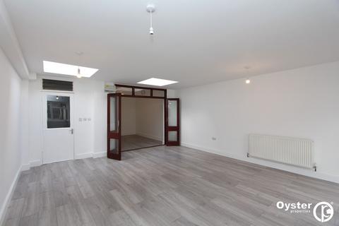 4 bedroom terraced house to rent, Sandhurst Road, London, NW9